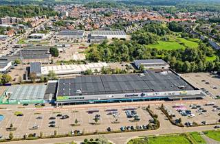 Op zoek naar de perfecte zichtlocatie voor uw winkel, kantoor of praktijk? Dit commerciële pand van 87 m² ligt op de drukbezochte Hyper Carrefour-site aan de Leuvensesteenweg in Diest.<br /><br />Troeven:<br />Topvisibiliteit: Gelegen aan de voorgevel, direct naast de hoofdingang van de Carrefour.<br />Grote etalage: Maximale visibiliteit en veel natuurlijke lichtinval dankzij de brede glaspartij.<br />Klaar voor de toekomst: Het pand wordt uitgerust met een nieuwe, energiezuinige warmtepomp.<br />Commerciële synergie: Geniet van de enorme passage dankzij nabijgelegen trekkers zoals Brico, Burger King, Pearle, Lunch Garden, Auto 5 en TUI. <br />Parkeergelegenheid: Ruime, gratis parkeergelegenheid vlak voor de deur voor al uw klanten.<br />EPC-NR: label X<br /><br />Beschikbaarheid: Vanaf 1 februari 2027.<br /><br />Huurprijs: € 1.300 / maand + lasten<br /><br />Voor meer info: 011/39.90.50 of info@jansenrealestate.be