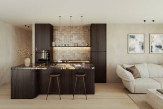 Dit appartement maakt deel uit van "Villa Émeraude", een exclusief en kleinschalig nieuwbouwproject met slechts 14 villa-appartementen, verdeeld over twee elegante residenties. Het pand combineert de rust en discretie van het project met een doordachte indeling en een aangenaam wooncomfort, passend binnen de tijdloze architectuur.<br /><br />Gelegen op de eerste verdieping, op slechts enkele stappen van zee, strand en de duinen van Ster der Zee, geniet dit appartement van een rustige ligging in een residentiële omgeving. Grote raampartijen en terras zorgen voor een aangename lichtinval en een vlotte verbinding tussen binnen en buiten.<br /><br />Indeling<br />Ruime inkomhal met vestiairemogelijkheid | afzonderlijk toilet met lavabo | berging met mogelijkheid voor wasmachine/droogkast | volledig uitgeruste en open keuken met kwalitatieve toestellen | lichtrijke leefruimte met toegang tot zonnig terras | eerste slaapkamer met bijhorende badkamer (inloopdouche en dubbele lavabo in meubel) | tweede slaapkamer met bijhorende badkamer (inloopdouche en lavabo in meubel) | balkon.<br /><br />Op de ondergrondse verdieping bevinden zich private kelders, afgesloten garageboxen, een gemeenschappelijke fietsenberging en een vuilnislokaal.<br /><br />Dit pand vormt een comfortabele woonoplossing aan zee en een waardevaste investering binnen een kleinschalig kwaliteitsproject.