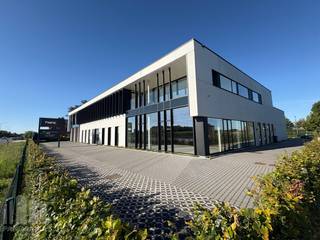 Uitzonderlijk modern en stijlvol nieuwbouw kantoor/showroom met een oppervlakte van 500 m² te huur. Uitstekend gelegen langs én met fenomenale <strong>visibiliteit </strong>van de bedrijvige Westerring (N60) met onmiddellijke verbinding naar de <strong>E17</strong>. <br /><br />Het gebouw is opgedeeld in een gelijkvloerse- en eerste verdieping. De grote glaspartijen benadrukken de moderne en open uitstraling van de ruimte met een overvloed aan natuurlijk lichtinval. De ruimtes zijn voorzien van een <strong>high-end</strong> afwerking: sanitair, verwarming, koeling, ventilatie, volledig uitgeruste keuken, douche, parlofoon, zonnewering, computervloer, ...<br /><br />Tevens aanwezigheid van 2 privatieve <strong>terrassen </strong>en ruime <strong>parkeermogelijkheden </strong>met camerabewaking. <strong>Onmiddellijk beschikbaar</strong>. <br /><br />Contacteer <strong>PANORAMA </strong>voor bijkomende inlichtingen, plannen of een vrijblijvend plaatsbezoek<strong> 09 225 09 02</strong>.