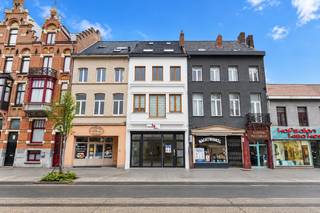 Op een strategische en drukbezochte locatie nabij het centrum van Gent, bevindt zich dit interessante opbrengsteigendom bestaande uit een handelspand en vier wooneenheden. De eigendom genereert momenteel een totale huuropbrengst van €4.400 per maand, wat het een aantrekkelijke investering maakt.<br /><br /><u>Indeling:</u>
<ul>
<li>Gelijkvloers: Via een aparte ingang betreed je het recent gerenoveerde handelspand/kantoorruimte van 100 m², voorzien van een eigen toilet. Daarnaast biedt de hoofdingang toegang tot het ruime gelijkvloerse appartement met 3 slaapkamers en een tuin.</li>
<li>Eerste verdieping: Een praktisch 1-slaapkamerappartement.</li>
<li>Tweede verdieping: Een 1-slaapkamerappartement/studio.</li>
<li>Derde verdieping: Een duplexstudio met een slimme indeling en mogelijkheden voor verdere opfrissing.</li>
</ul>
Hoewel de woongedeeltes op te knappen zijn, biedt dit pand dankzij zijn gunstige ligging en indeling enorm veel potentieel. Mogelijkheden zoals studentenhuisvesting, Airbnb-verhuur of verdere optimalisatie voor lange termijn verhuur liggen binnen handbereik.<br /><br />Op slechts enkele minuten fietsen sta je in het bruisende centrum van Gent en geniet je van alle faciliteiten die de stad te bieden heeft. Dit opbrengsteigendom is een uitstekende kans voor investeerders die zoeken naar een veelzijdige en rendabele vastgoedoptie.<br /><br />Interesse in dit veelzijdige pand? Neem vandaag nog contact op voor een bezichtiging via emre@devastgoedlink.be of 0456 65 05 26.