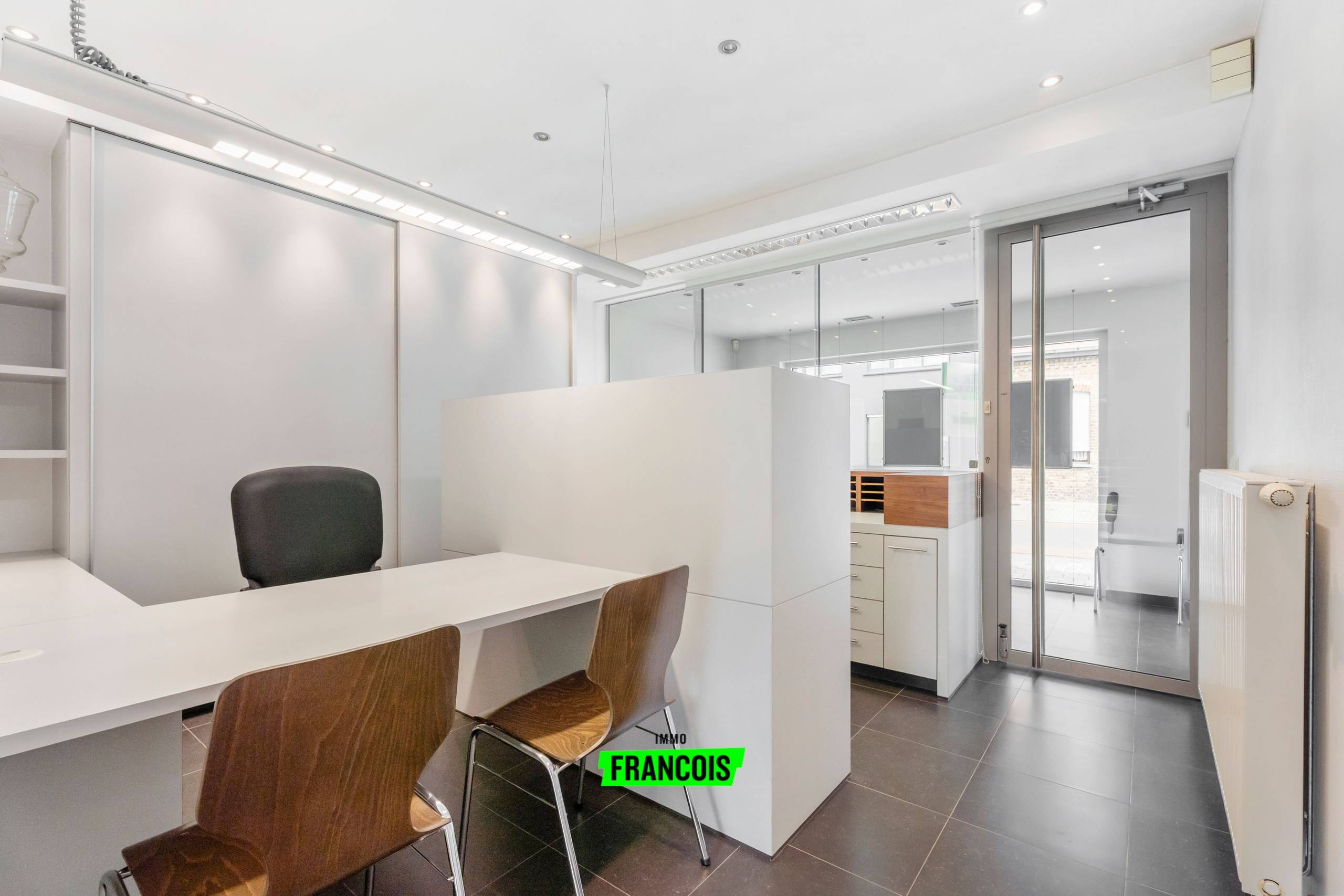 Volledig vernieuwde woning/kantoor nabij centrum van Merkem - foto 5