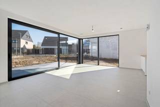 Ben je op zoek naar een moderne nieuwbouwwoning nabij Kortrijk die snel beschikbaar is? Het kan! Deze stijlvolle, vrijstaande woning in Marke...