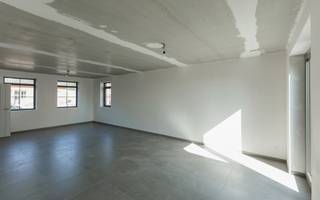 <span>Deze energiezuinige nieuwbouwwoning in </span><strong>eerste gebruik</strong><span> is rustig gelegen in Gijzegem. De </span><strong>halfopen bebouwing</strong><span> werd opgetrokken in een moderne, hedendaagse architectuur met bijzondere aandacht voor ruimtegevoel, wooncomfort en natuurlijke lichtinval.</span><br /><span>Bij het betreden van de woning komt u in de inkomhal met gastentoilet. Vervolgens bereikt u de lichtrijke leefruimte met open, volledig uitgeruste keuken. Dankzij de grote raampartijen geniet u hier van een aangenaam zicht op de tuin en het terras. Verder beschikt de woning over een praktische berging. Naast de woning bevindt zich een private oprit; een carport wordt nog geplaatst. Op de eerste verdieping bevinden zich </span><strong>drie slaapkamers</strong><span>, een aparte toiletruimte en een comfortabele badkamer uitgerust met ligbad en douche. Via een vaste trap bereikt u de tweede verdieping, waar zich nog een ruime </span><strong>polyvalente kamer</strong><span> bevindt die perfect kan dienen als vierde slaapkamer, bureau of hobbyruimte. Dankzij de warmtepomp, zonnepanelen en uitstekende energieprestaties geniet u van een bijzonder </span><strong>energiezuinige woning</strong><span> met lage energiekosten en optimaal wooncomfort. De aanleg van het gazon, de buitenberging en de laatste schilderwerken worden nog afgewerkt, zodat de woning volledig instapklaar wordt opgeleverd.</span>