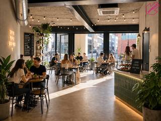 Handels- of horecaruimte met stadstuin te huur. De ruimte om het gelijkvloers is als volgt ingedeeld:- Gelijkvloers +/- 78m²- Overdekt terras +/-...