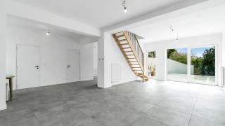 Ben je op zoek naar een ruime woning , volledig gerenoveerd en met een mooie tuin, en dat op geen 5 km van Leuven (station) ? Dan heeft Immo3000 deze woning te koop voor jou in de buurt van Leuven.<br />Indeling : inkom, grote open ruimte met nieuwe geinstalleerde keuken, eetplaats en living. <br />Schuifraam naar een groot terras en eerste tuin , met aansluitend nog een hele grote tuin. Kleine kelder.<br />Eerste verdiep : 3 grote slaapkamers met mooie parket en ruime badkamer met bad en douche. <br />Tweede verdiep : nog 2 slaapkamers en een ruime douchekamer.<br />Volledig gestript en gerenoveerd in 2026 : warmtepomp , zonnepanelen, nieuwe ramen dubbel glas, alles blinkenieuw.<br />Parkeergelegenheid naast de woning, bushalte vlakbij, dus alle mobiliteit terwijl deze straat zeer rustig gelegen is op de grens Kessel-Lo en Linden (omgeving Kastaar). Scholen en winkels van Linden en Kessel-Lo/Leuven op fietsafstand.<br />Meer weten ? Bezoeken uitsluitend op afspraak, boek uw bezoek via 016 60 3000 of info@immo3000.be . Eerst is eerst, prijs is vast.