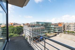 Centraal gelegen penthouse met prachtig zicht op de casino en zicht op zee.Heel ruime living met prachtig zonneterras. Aparte volledig ingerichte...