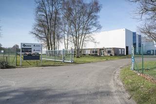 <p>Logistiek gebouw van 8.500m² waarin nog 3.164m² ruimte kan gehuurd worden. De hal is 11m hoog, voorzien van sprinkler installatie en 5 laadkades.</p>
<p>Mogelijkheid om:</p>
<ul>
<li>een kleinere oppervlakte te huren vanaf 996m².</li>
<li>Moderne kantoren bij te huren (118m²): huurprijs 640,00</li>
<li>buitenruimte bij te huren:
<ul>
<li>+/- 2.000m² waarvan 1.500m² verhard (€ 12,00/m²/jaar)</li>
<li>Onverharde buitenruimte: 500m² aan de voorzijde, 828m² aan de achterzijde en 1.495m² aan de zijkant van het perceel: € 6,00/m²/jaar</li>
</ul>
</li>
</ul>
<p>Het gebouw is gelegen in een zeer strategisch gelegen industriezone, op slechts enkele minuten afstand van de oprit N°29 van de E 314 (Brussel-Aken) en van de N75.</p>
<p>Ruime parking binnen de omheining.</p>
<p>Onmiddellijk beschikbaar.</p>
<p>Vaste kosten en voorheffing worden aangerekend in functie van de ingenomen m².</p>
<p>Bezichtigen na afspraak met ons kantoor.</p>