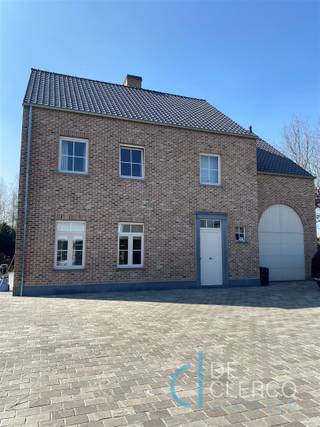 Deze prachtige villa is gelegen in Lochristi met vlotte verbindingswegen en openbaar vervoer nabij én onmiddellijk beschikbaar! U betreedt de woning...