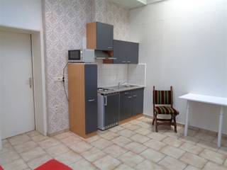 <p><span>Studio meublé au rez-de-chaussée dans le centre de Courtrai, composé d'un espace de vie avec kitchenette - salle de bain - eau, gaz, électricité inclus - avance sur frais généraux 25 €/mnd + règlement - libre à partir d'aujourd'hui - epc 176 kWh/m³ uc  2245159 - Pour plus d'infos ou une visite sans engagement, tél. 056.21.58.00 ou www.immo-lvb.be, allez à la propriété et réservez le rendez-vous via l'agenda.</span></p>