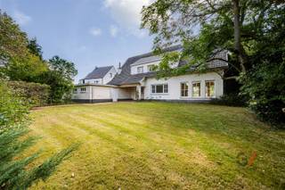<p><strong>Une demeure charmante et spacieuse au cœur de Rotselaar</strong></p><p>Bienvenue dans cette <strong>charmante maison de caractère</strong> située dans la très prisée commune de Rotselaar, où espace, confort et cadre de vie agréable se marient à la perfection. Avec une <strong>surface habitable</strong> impressionnante <strong>de pas moins de 295 m²</strong>, cette maison offre de nombreuses possibilités aux familles, aux télétravailleurs ou à tous ceux qui aiment tout simplement vivre dans un espace généreux.</p><p>La maison dispose de <strong>3 chambres à coucher à part entière</strong> et dégage partout une atmosphère chaleureuse et conviviale. Les grands espaces de vie apportent beaucoup de lumière et procurent une agréable sensation d’ouverture, tandis que l’agencement est à la fois pratique et convivial.</p><p>À l’extérieur <strong>,</strong> vous profiterez d’un <strong>beau jardin bien entretenu,</strong> idéal pour se détendre, jardiner ou passer des moments conviviaux en famille ou entre amis. La propriété dispose également de <strong>3 garages</strong>, un atout indéniable pour ceux qui ont besoin d’un espace de rangement supplémentaire ou souhaitent garer plusieurs voitures en tout confort.</p><p>Située dans un cadre calme et verdoyant, à proximité des commerces, des écoles, des transports en commun et des principaux axes routiers, cette maison allie le meilleur de la vie à la campagne à une accessibilité aisée.</p><p><strong>Atouts de cette maison :</strong></p><ul><li><p>Maison de charme pleine de caractère</p></li><li><p><strong>295 m² de surface habitable</strong></p></li><li><p><strong>3 chambres</strong></p></li><li><p><strong>3 garages</strong></p></li><li><p>Joli jardin agréable</p></li><li><p>Situation calme à Rotselaar, une commune très prisée</p></li></ul><p>Une opportunité unique pour ceux qui recherchent une <strong>maison spacieuse et pleine de charme dans un emplacement de choix</strong>.<strong><br />Intéressé ?</strong> N'hésitez pas à nous contacter pour plus d'informations ou pour organiser une visite sur place.</p>