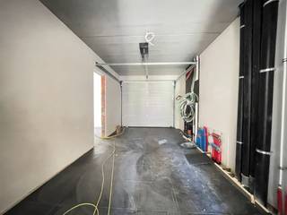 <p><span>Ligging<br /></span><span>Deze nieuwbouwwoning geniet van een rustige ligging in Evergem.<br />Ook qua bereikbaarheid woon je hier goed dankzij de vlotte aansluiting op de fietssnelwegen F40 en F42, het station in Evergem en de nabijheid van R4, N9 en E34 is een pluspunt.<br /><br /></span><span>Nieuwbouwwoning met 3 slaapkamers, inpandige garage en zonnige tuin op 371 m²<br /></span><span>Deze energiezuinige nieuwbouwwoning (E30, energieklasse A) combineert een tijdloze architectuur met doordacht wooncomfort. <br /><br />Gelijkvloers<br />/ inkomhal met gastentoilet<br />/ lichtrijke leefruimte met zithoek, eetplaats en open keuken<br />/ groot schuifraam met toegang tot het terras<br />/ praktische wasplaats/berging met buitendeur<br />/ berging onder de trap<br />/ inpandige garage met elektrische sectionale poort<br /><br />Verdieping<br />/ ruime nachthal<br />/ drie volwaardige slaapkamers<br />/ badkamer met ligbad en inloopdouche<br />/ apart toilet<br />/ extra bergruimte<br /><br />De woning voldoet aan alle huidige energienormen. <br />Een maximaal E-peil van E30 zorgt voor een laag energieverbruik en een aangenaam binnenklimaat het hele jaar door.<br /><br /></span><span>Extra<br /></span><span>/ warmtepomp lucht / water<br />/ vloerverwarming<br />/ ventilatiesysteem C<br />/ septische put<br />/ regenwaterput 7500l<br />/ technische omschrijving: zie lastenboek bij downloads<br /><br /></span></p>