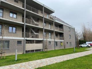 <p>Dit gezellig, ruim en instapklaar gelijkvloers appartement beschikt over een inkomhal, een ruime woonkamer met een open ingerichte keuken (dubbele spoelbak, kookvuur, dampkap, oven, vaatwasmachine en frigo met vriesvak), 2 ruime slaapkamers (16 m² en 8 m²), een badkamer met dubbele lavabo en een inloopdouche, een apart toilet en een berging met plaats voor wasmachine en droogkast.</p>
<p>Het appartement beschikt over een terras, centrale verwarming op aardgas en een ventilatiesysteem. Er kan gebruik gemaakt worden van de gemeenschappelijke fietsenberging en er is veel parkeergelegenheid rondom het gebouw. Laadpunt elektrische wagens aanwezig.</p>
<p>Centraal gelegen, op wandelafstand van winkels, scholen en openbaar vervoer.</p>
<p>Beschikbaar vanaf 01.06.2026. Huurprijs € 840 + € 40 gemeenschappelijke kosten. EPC 117 (label B).</p>