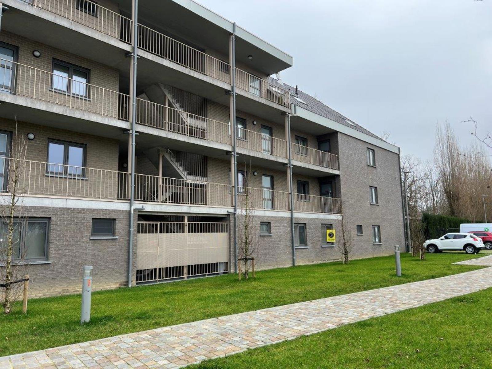 Mooi gelijkvloers appartement met 2 slaapkamers en terras. - foto 1