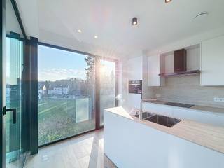 <p><span>Neem vandaag nog contact op met Thomas Rummens voor een bezoek via </span>https://mijnhuurprofiel.be/property/9765f683-e4ef-4dba-a86d-117e97893d95</p><p><br /></p><p><strong>Te huur: stijlvol gesloten appartement in Sterrebeek, op een residentiële locatie nabij openbaar vervoer en belangrijke invalswegen.</strong></p><p>Dit eigentijdse appartement biedt een comfortabele indeling met twee slaapkamers en twee badkamers, ideaal voor wie op zoek is naar een praktische en aangename woonomgeving. De ligging combineert rust met vlotte bereikbaarheid, terwijl het terras een fijne buitenruimte biedt. Een private kelder en parkeerplaats zorgen voor extra gemak.</p><p><br /></p><p><strong>Belangrijkste ruimtes:</strong></p><ul><li>Ruime woonkamer met veel lichtinval</li><li>Moderne, volledig ingerichte keuken</li><li>Twee slaapkamers</li><li>Twee badkamers, waarvan één met inloopdouche, toilet en enkel wastafel in meubel, en één met inloopdouche, dubbele wastafel in meubel en raindance</li><li>Bureelruimte</li><li>Berging met aansluiting voor wasmachine en droogkast</li><li>Terras</li><li>Individuele private kelder</li><li>Parkeerplaats</li></ul><p><strong>Troeven:</strong></p><ul><li>Residentiële ligging nabij openbaar vervoer en invalswegen</li><li>Twee volwaardige badkamers</li><li>Private kelder en parkeerplaats inbegrepen</li></ul><p><strong>Maandelijkse provisie</strong>: € 100 (Onderhoud gemene delen, syndicus, onderhoud lift, minuterie, onderhoud gemeenschappelijke tuin)</p><p><br /></p><p>JOUW DROOMAPPARTEMENT. ZO GEVONDEN!</p>