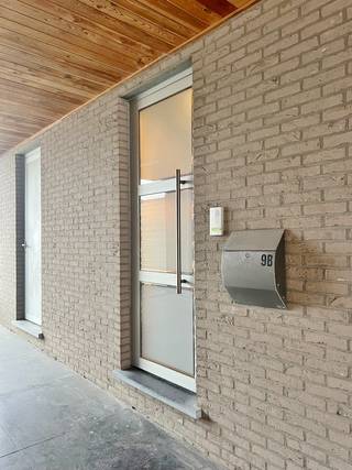 Dit appartement is als volgt ingedeeld: inkomhal, apart toilet, ruime leefruimte met open en volledig geïnstalleerde keuken en een terras.Via een...