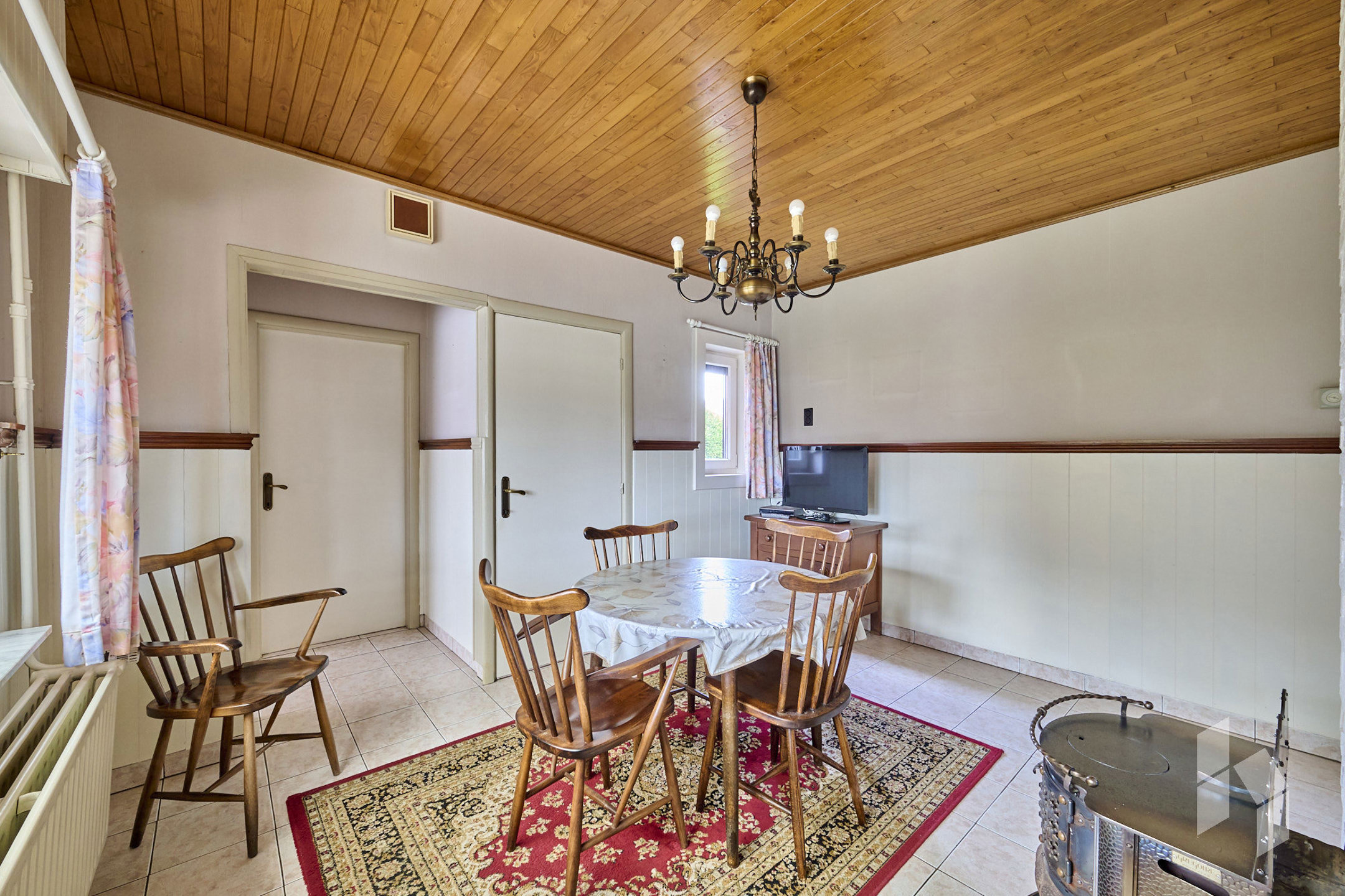 Te renoveren woning met 3 slpks op een perceel van 18a! - foto 4