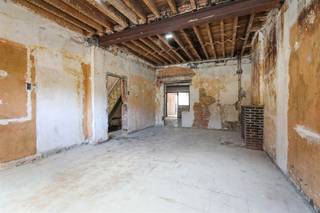 Te renoveren woning met mogelijkheid tot 6 slaapkamers op gunstige locatie Ligging :+ Centraal gelegen aan een belangrijke verbindingsweg tussen...