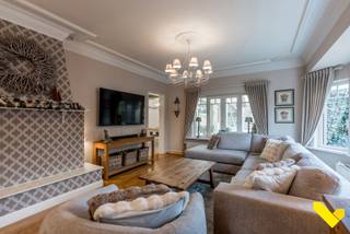 <p>Charmante en gerenoveerde woning!<br /><br />Deze gezellige gezinswoning is rustig gelegen op wandel- en fietsafstand van winkels, scholen, openbaar vervoer enz. De renovatie dateert van de afgelopen 10 jaar met dit mooie resultaat tot gevolg.<br /><br />Op het gelijkvloers kom je binnen via een verzorgde inkomhal. De lichtrijke woonkamer biedt een gezellige leefruimte en aansluitend vinden we de keuken met een ruime eethoek. Achteraan treffen we de wasplaats/berging en een apart gastentoilet.<br /><br />De eerste verdieping telt drie mooie slaapkamers en een badkamer met ligbad/douche combinatie, badmeubel en toilet.<br />De zolder is toegankelijk via een luik. Hier werd gekozen om de vloerplaat reeds te voorzien van 20 cm isolatie.<br />In de kelder is het handig om allerhande zaken te kunnen stockeren.<br /><br />Buiten geniet je van een aangename en gezellige tuin waar je tot rust komt na een drukke dag. De tuinberging biedt plaats voor de fietsen, vuilbakken en extra opbergruimte.<br /><br />Troeven:<br />- geen renovatieplicht, Elektrische keuring conform<br />- nieuw dak (2023), pvc ramen, cv ketel, badkamer,...<br /><br />Lijkt deze instapklare woning iets voor u? Maak dan uw afspraak via info@immovl.be of 014 58 02 08.</p>