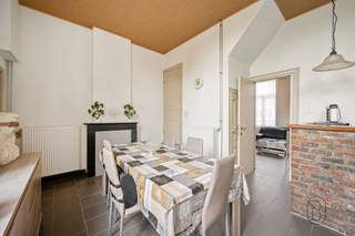 <p><strong>Charmante maison de ville prête à emménager au cœur de Lessines</strong></p>
<p>Située en plein centre de Lessines, cette maison de ville soignée et parfaitement entretenue a été rénovée avec une attention particulière portée aux techniques modernes et à l’isolation énergétique.</p>
<p>Le rez-de-chaussée comprend un spacieux et lumineux séjour, une cuisine entièrement équipée avec coin repas, une salle de bains, une agréable terrasse ainsi qu’un espace de rangement extérieur pratique. Une cave complète également le bien.</p>
<p>Au premier étage, vous trouverez deux chambres confortables. Les combles ont été aménagés en une grande chambre supplémentaire, idéale comme suite parentale, bureau ou espace polyvalent.</p>
<p>Grâce à sa situation centrale, son agencement fonctionnel et son excellent état général, cette maison constitue une opportunité idéale pour les jeunes acquéreurs ou les investisseurs à la recherche d’un bien attractif.</p>