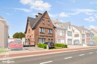 Instapklare gezinswoning met 7 slaapkamers, praktijkmogelijkheden en zonnige tuinOp zoek naar ruimte, licht én mogelijkheden? Deze verrassend ruime woning in Sint-Niklaas combineert comfortabel wonen met een uitstekende ligging en tal van opties voor grote gezinnen, zelfstandigen of kangoeroewonen.Bij het betreden van de woning word je verwelkomd in een lichtrijke leefruimte met open keuken, waar moderne afwerking en gezelligheid hand in hand gaan. De grote raampartijen zorgen voor een aangename connectie met buiten en laten het daglicht volop binnenstromen.De woning beschikt over maar liefst 7 volwaardige slaapkamers en 2 stijlvolle badkamers, ideaal voor grotere gezinnen of wie extra ruimte wenst voor hobby’s of thuiswerk.Op het gelijkvloers is er bovendien de mogelijkheid om een praktijk, kantoor of kangoeroewoning in te richten – een enorme troef voor zelfstandigen of wie wonen en werken wil combineren.Buiten geniet je van een grote, zonnige tuin met open zicht op de velden, waar rust en privacy centraal staan. Het terras biedt de perfecte plek om te ontspannen of gasten te ontvangen.Troeven op een rij:•6 slaapkamers & 2 badkamers •Mogelijkheid tot praktijk, bureau of kangoeroewoning •Lichtrijke leefruimte met open keuken •Grote tuin met prachtig verzicht •Instapklaar en modern afgewerkt •Topligging in Sint-Niklaas, vlakbij invalswegen, winkels en voorzieningen Een ideale woning voor wie ruimte, comfort en flexibiliteit zoekt op een strategische locatie.