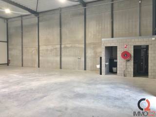 <p><strong>Gunstig gelegen nieuwbouw KMO-unit te huur op bedrijvenpark ‘Nijverheid 29 te Beringen.</strong><br /><br />Deze bedrijfshal (unit C005) heeft een Bruto-oppervlakte van 216 m² en is voorzien van een gepolierde betonvloer, elektrische sectionaal poort met aparte inkomdeur, geïsoleerde sandwichpanelen, een lichtstraat en heeft een vrije hoogte van 6m.<br /><br />Er is een alarminstallatie aanwezig. Aan de voorzijde van de KMO-unit zijn drie parkeerplaatsen voorzien.<br /><br />De unit is voorzien van elektriciteit (230V) én krachtstroom (380V), er is verlichting, waterkraantje en een toilet aanwezig.</p>
<p>De unit kan dienst doen als opslagplaats, atelier, productieruimte, showroom,…<br /><br />Nijverheid 29 bevindt zich in de Nijverheidsstraat 29, Beringen, naast het kanaal en op slechts 5 minuten van de oprit Paal-Beringen E313.</p>
<p>Deze locatie combineert bereikbaarheid met een groene omgeving en is ideaal voor zowel start-ups als gevestigde bedrijven die op zoek zijn naar uitbreiding.</p>
<p>Hier vind je de perfecte ruimte om jouw zakelijke ambities waar te maken.</p>
<p><br />De huurprijs bedraagt 1.500 euro/maand (excl. BTW)</p>
<p>100 euro vaste kost (provisie) en onroerende voorheffing zijn ten laste van de huurder.<br /><br />P-score: D<br />G-score: C</p>