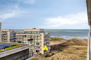 Appartement soigné d’une chambre dans la résidence Duinenzee, avec un séjour lumineux et de grandes baies vitrées offrant une magnifique vue sur la mer. L’appartement comprend une cuisine entièrement équipée, une salle de bain avec douche, lavabo et toilettes, ainsi qu’une chambre spacieuse. Une cave est incluse.<br /><br /><strong>La résidence Duinenzee offre des services et confort supplémentaires :</strong>
<ul>
<li>Brasserie</li>
<li>Salle de fitness et sauna</li>
<li>Salon de coiffure</li>
<li>Service de navette pour faciliter les déplacements</li>
</ul>
<br />Possibilité d’acquérir un <strong>garage</strong>.<br /><br /><span>Plus d’informations : www.duinenzee-depanne.be</span><br /><br /><strong>ATTENTION :</strong><br />Cet appartement assisté est exclusivement destiné aux résidents ayant des besoins en matière de soins et d’accompagnement.