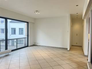 Dit instapklare appartement met 84 m² woonoppervlakte biedt twee slaapkamers, een inkomhal met vestiaire, ruime leefruimte met open keuken...