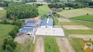 DILBEEK - Dit uitgestrekte complex, met maar liefst 35boxen, biedt een breed scala aan faciliteiten die voldoen aan de hoogste eisen voor fok- en sportpaarden. <br />De binnenpiste van 27 x 52 meter en de buitenpiste van 32 x 55 meter zijn ideaal voor zowel dressuur- als springtraining, ongeacht de weersomstandigheden. <br />De stapmolen, winterpaddocks en aanpalende weides maken het plaatje helemaal af.<br /><br />Aanpalend aan deze infrastructuur bevindt zich een ruime woning die voldoet aan alle hedendaagse normen.<br /><br />Door zijn rustige maar goed bereikbare ligging, biedt deze eigendom enorm veel mogelijkheden.<br /><br />Wenst u meer informatie of een bezoek? Neem dan zeker contact op: 053/60.65.66