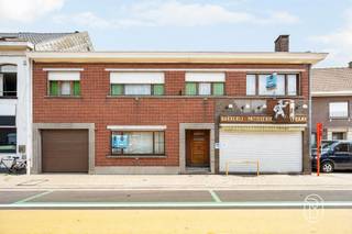 <p>Découvrez cette propriété polyvalente avec local commercial, atelier et maison familiale spacieuse, idéale pour combiner vie privée et vie professionnelle, et intéressante comme opportunité d'investissement grâce à sa grande superficie et à son agencement multifonctionnel.<br /><br />Le local commercial comprend un espace commercial côté rue et un atelier spacieux à l'arrière (actuellement une boulangerie), complété par une cuisine, une salle de bains, des toilettes séparées et de nombreux espaces de rangement. À l'arrière, vous trouverez également une salle polyvalente/salle de fête et un jardin avec une deuxième sortie.<br /><br />La maison dispose d'une entrée séparée et comprend un salon spacieux, une chambre au rez-de-chaussée, une cave sèche et cinq chambres à coucher supplémentaires au premier étage.<br /><br />Une opportunité unique offrant de nombreuses possibilités dans un emplacement central à Deerlijk.<br /><br />Intéressé ? Contactez-nous via feline@immobeguin.be</p>