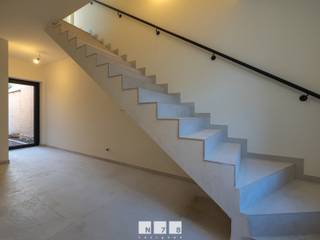 <span><span><strong><span>VERNIEUWD APPARTEMENT OP DE EERSTE VERDIEPING MET 2 SLAAPKAMERS EN TERRAS, NABIJ HET CENTRUM VAN STOKKEM</span><br /><br /></strong><strong>WERKWIJZE HUURDOSSIER<br /></strong>Interesse? Surf dan zeker naar onze advertentie via https://www.groepn.be/appartement-te-huur-in-dilsen-stokkem/7891598.<br />Uw kandidatuur kan ingediend worden via https://mijnhuurprofiel.be/property/a4c90c46-3076-418e-8629-543e7918bcb6/login.<br />Aanvaarding gebeurt steeds in overleg met de verhuurder op basis van de gevraagde gegevens en documenten.<strong><br /><br />EXTRA INFORMATIE<br /></strong>- Maandelijkse huurprijs: 1.150 EUR.<br />- Geen gemeenschappelijke kosten.<br />- Huurwaarborg: 3 maanden huur: 3 x 1.150 EUR = 3.450 EUR.<br />- Gewenste duur huurcontract: 1 jaar.<br />- Onmiddellijk beschikbaar.<br />- Kosten plaatsbeschrijving in- én uitrede zijn voor de helft ten laste van de huurder.<br /><strong><br />TROEVEN<br /></strong>- Verwarming (en passieve koeling) met individuele geothermische warmtepomp (hoog rendement).<br />- Vloerverwarming in alle privé ruimtes.<br />- Zonnepanelen aanwezig (6 x 465WP = 2.790WP).</span></span><span><br />- Batterij aanwezig.<br />- De warmtepomp, de PV’s met hybride omvormer en de batterijen leveren een extreem lage energiekost op per maand.<strong><br /><br /></strong><strong><br />GELIJKVLOERS<br /></strong>- Inkomhal (2,50m x 7,50m = 18,75m²): toegang tot het 1ste verdiep met trap, tegelvloer.<br /><br /><strong>VERDIEPING +01</strong><br />- Woonkamer + keuken (7,50m x 8,00m = 60m²): ingerichte keukenwand met eiland, oven, inductiekookplaat, dampkap, spoelbak, vaatwasser, koelkast, onderkasten en bovenkasten, schuiven, toegang tot het terras, tegelvloer.</span><br /><span>- Toilet (1,00m x 2,00m = 2,00m²): hangtoilet, spoelbak met onderkast, tegelvloer.</span><br /><span>- Berging (1,50m x 3,00m = 4,50m²): technische ruimte, spoelbak, aansluiting wasmachine, tegelvloer.<br /></span>- Overloop (2,50m x 3,00m = 7,50<span>m²): tegelvloer.</span><br /><span>- Badkamer (2,00m x 3,00m = 7,50m²): dubbele lavabo, douche, spiegel- en onderkast, handdoekradiator, tegelvloer.<br />- Slaapkamer 1 (3,00m x 2,50m = 7,50m²): tegelvloer.<br />- Slaapkamer 2 (3,00m x 2,50m = 7,50m²): tegelvloer.<br /><br /></span><br /><span><strong>EXTERIEUR</strong></span><br /><span>- Terras (8,40m x 3,60m = 30,24m²) terrastegels.<br /><br /><strong> <br /></strong>Bekijkt u deze advertentie via een aanverwante vastgoedsite, surf dan zeker naar onze website <strong>www.N78vastgoed.be</strong> voor een uitgebreide beschrijving en foto's. <strong>Meer info: +32 (0)89 86 18 88 of info@N78vastgoed.be.</strong></span>