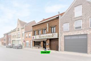 In het bruisende centrum van Poperinge vindt u dit handelspand met ruime woongelegenheid — een unieke kans op een toplocatie!<br /><br />De volledige gelijkvloerse verdieping werd ingericht als horecazaak en beschikt over een sfeervolle toog met zitruimte. Daarnaast is er een royale eetzaal, een praktische keuken, aparte toiletten en een garage aanwezig.<br /><br />De eerste en tweede verdieping vormen samen een comfortabele en ruime woonst, perfect voor wie wonen en werken wil combineren. De woning omvat een grote leefruimte met open keuken, 4 slaapkamers en een moderne badkamer.<br /><br />Het pand is voorzien van centrale verwarming op gas, aangevuld met airconditioning die zowel kan koelen als verwarmen.<br /><br />Met behulp van AI werd een visualisatie gemaakt om te tonen hoe de voorgevel eruit kan zien zonder reclamepaneel.<br /><br />