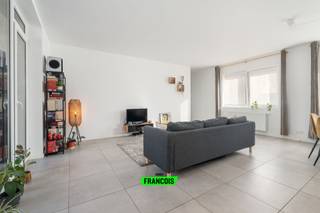 Dit zeer moderne appartement is gelegen in een kleinschalig gebouw te Oostende. Dankzij de jonge staat en beperkte mede-eigendom heeft u zeer beperkte maandelijkse lasten. <br /><br />Het pand bevindt zich in een rustige, residentiële wijk op een boogscheut van het centrum. In de wijk zijn er tal van buurtwinkels, parken en scholen waardoor het een ideale omgeving is voor jong en oud. <br /><br />Het appartement heeft een logische indeling met eerst en vooral een riante leefkamer. Deze fraaie, open ruimte vormt het centrale hart van het pand. U heeft hier een gezellige eet-en leefhoek alsook een open keuken. De keuken is voorzien van alle nodige apparatuur alsook een polyvalent kookeiland. <br /><br />In totaal zijn er twee ruime, volwaardige slaapkamers aanwezig, alsook een derde kamer die kan dienen als berging, bureau of hobbyruimte. In de badkamer is er een grote inloopdouche voorzien. <br /><br />Het appartement beschikt over een handige technische berging met aansluiting voor een wasmachine. <br /><br />Tot slot is er nog een privatief terras aanwezig.<br /><br />Aarzel niet en neem contact op voor meer info of een afspraak! <br /><br />