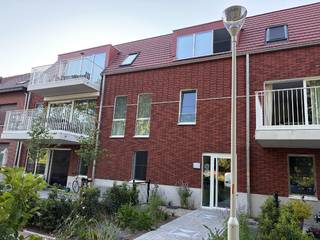 Instapklaar nieuwbouwappartement op 1steV (bouwjaar 2026) bestaande uit : Inkomhall, slaapkamer met aansluitend modern ingerichte badkamer, apart hangtoilet, berging met aansluiting voor wasmachine, lichte woonkamer met open ingerichte keuken en prachtig ZW-gericht ruim terras met zicht op de binnenplaats & Rupeldijk. Ondergronds : Privatieve autostaanplaats voor één wagen en privatieve berging. Fietsenberging op gelijkvloers. Zéér rustig gelegen in verkeersarme straat, nabij Rupelijk en park Rumst : Véél groen en open ruimte. Gelegen op wandelafstand van centrum, winkels, scholen & openbaar vervoer. Centraal gelegen op slechts 5' van oprit E-19 A-pen - Brussel. 3 maanden huurwaarborg. Gemeenschappelijke kosten : € 120,- / maand. Bij voorkeur géén huisdieren gewenst.