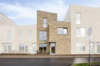 In het rustige en groene Suikerpark te Veurne bevindt zich deze moderne BEN-woning (bouwjaar 2021) met een bewoonbare oppervlakte van 215 m²...