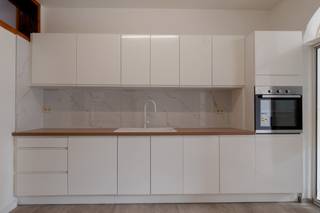 Cette propriété unique offre une combinaison d'un rez-de-chaussée commercial et d'un appartement de 4 chambres à l'étage, ce qui en fait...