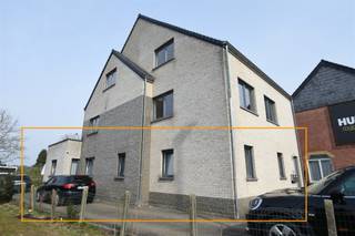 <h2><span>Uitzonderlijk Gelijkvloers Appartement (165m²) met 4 Slaapkamers, Tuin en Uitgebreide Parkeermogelijkheden</span></h2><p><span>Bent u op zoek naar de ruimte en de troeven van een woning, maar met het comfort en de praktische indeling van een appartement? Dit unieke gelijkvloerse eigendom biedt met een bewoonbare oppervlakte van maar liefst 165 m² ongeziene mogelijkheden voor grote gezinnen, wie nood heeft aan een thuiskantoor, of zij die simpelweg houden van ruimte.</span></p><h2><span>Recent Vernieuwd &amp; Energiebewust</span></h2><p><span>Dit appartement is met zorg onderhouden en technisch up-to-date gebracht, wat u direct rust geeft op het gebied van onderhoud en energiekosten:</span></p><ul><li><span>Vernieuwd dak (2023): Het dak van het gebouw werd recent volledig gerenoveerd.</span></li><li><span>Nieuwe verwarmingsketel (december 2025): U profiteert van een gloednieuwe, hoogrendementsketel die zorgt voor een optimaal klimaat en een lagere energiefactuur.</span></li></ul><h2><span>Royale Indeling en Comfort</span></h2><p><span>Bij het betreden van het appartement ervaart u direct de royale opzet. De leefruimte is ruim en vormt het centrale hart en geniet van een prachtige lichtinval. Voor wie graag kookt en tafelt, is er de aparte leefkeuken: een volwaardige ruimte waar gezelligheid centraal staat. Praktisch gemak wordt geboden door de aangrenzende berging/wasplaats, waardoor huishoudelijke taken uit het zicht blijven.</span></p><p><span>Met maar liefst 4 slaapkamers biedt dit pand een zeldzame flexibiliteit. De eigen tuin vormt een rustpunt waar u in alle privacy kunt genieten van de buitenlucht.</span></p>