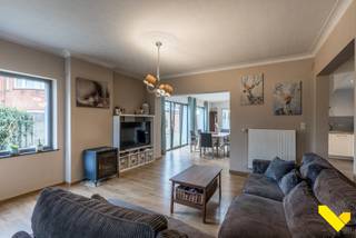 Instapklare ruime gezinswoning op een groot perceel.We betreden deze ruime gezinswoning via de inkomhal met gastentoilet en gaan vervolgens door naar...