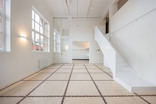 UITZONDERLIJK DUPLEX-APPARTEMENT WAAR ERFGOED EN NIEUWBOUW ELKAAR ONTMOETEN Met Trots presenteren we deze woonst gelegen in de historische...