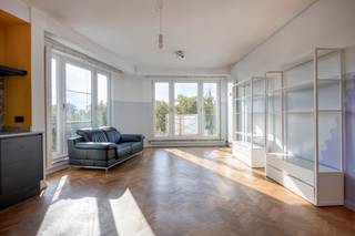 <span><strong>Appartement van ca. 66m² met prachtig zicht over het Stadspark.</strong><br /><br /><strong>Indeling:</strong><br />De inkomhal verleent toegang tot de prachtige leefruimte met <strong>geïnstalleerde open keuken</strong> voorzien van alle comfort! Dankzij de brede raampartijen en zijn hoekligging, geniet het appartement in elke ruimte van <strong>ongezien veel daglicht </strong>en <strong>een mooi uitzicht op het Stadspark</strong>.<br />Achteraan, de slaapkamer met toegang tot de badkamer. De badkamer is voorzien van een inloopdouche, wastafel, toilet en een aansluiting voor een wasmachine/droogkast. Via de badkamer bereikt men het <strong>terrasje</strong>. <br /><br /><strong>Bijzonderheden:</strong><br /><em><b>EPC</b> label <b>D</b>;<br />Elektriciteit <strong>conform;<br />Dak en gevel recent gerenoveerd (2022);</strong><br />Gemeenschappelijke kosten: ca. 100,- EUR per maand [Beheer; blokpolis; verbruik / onderhoud van de gemeenschappelijke delen (incl. lift)]<br />Provisie koud/warm water en verwarming: ca. 170,- à 200,- EUR per maand, sterk afhankelijk van uw verbruik (gebaseerd op verbruik van huurder)</em><br /><strong><br />Ligging:</strong><br />Uiterst centraal gelegen aan het <strong>Stadspark</strong> en op minder dan 10min wandelen van de <strong>Keyserlei en de Meir</strong>. Dichtbij openbaar vervoer, bakkers, supermarkten, apotheek, artsen, scholen, vélostations, scholen en hippe cafeetjes... kortom... <strong>alles op wandelafstand!</strong><br /></span>