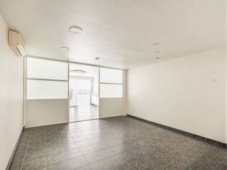 Spacieux espace commercial de 100m² avec cave privative de 40m² à vendre dans la Franslaan 35 à Nieuwpoort-Bad. Ce bien bénéficie d'une...