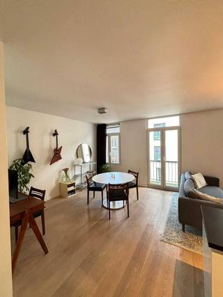 Appartement te koop – 2de verdiepingSolvynsstraat 64, 2018 AntwerpenLocatieDit instapklare appartement combineert rust, licht en een uitzonderlijk...