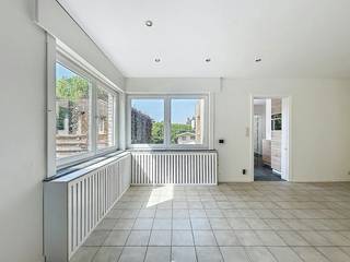 Dit charmante huis te huur in Kortrijk, gelegen in de rustige Eikenlaan nabij Harelbeke, biedt comfort en ruimte met een leuke tuin. Voorzien van 2 slaapkamers, bureauruimte en ruime leefruimte.<br /><br />Indeling: <br /><br />GELIJKVLOERS:<br />- inkomhal<br />- ruime leefruimte<br />- uitgeruste keuken<br />- badkamer met bad/douche en toilet<br /><br />1e VERDIEPING:<br />- 2 ruime slaapkamers<br />- bureau<br /><br />Extra:<br />- zonnig terras<br />-  gezellige tuin met tuinhuis<br />- zeer ruime garage<br />- praktische zolderruimte<br /><br />Interesse? Vraag snel een bezoek aan via www.dewaele.com!