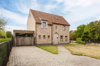 Ben jij op zoek naar een moderne, instapklare en vooral energiezuinige woning? Kom dan deze prachtige villa ontdekken tijdens onze Pre-sale op zaterdag 19/09 van 10u30 tot 12u!<br /><br />Gelegen op een ruim perceel van 1.516 m², biedt deze villa alles wat u zoekt: comfort, ruimte en een prachtige tuin met bijgebouw om heerlijk te ontspannen. <br /><br />Deze villa werd opgetrokken in een landelijk-moderne stijl en verder afgewerkt met kwalitatieve materialen. <br /><br />Binnen geniet je van een ruime, aangename leefruimte met open keuken. De woning is praktisch ingedeeld en combineert comfort met een warme, huiselijke sfeer. Grote raampartijen zorgen voor een overvloed aan natuurlijk licht en een mooi zicht op de ruime tuin. <br /><br />NDELING<br /><br />Ruime inkomhal met toilet - ruime leefruimte houthaard en eetplaats - open keuken - wasplaats - ruime carport met poort - terras - tuin - bijgebouw<br /><br />Slaapkamer 1 - toilet - badkamer (dubbele lavabo, ligbad, inloopdouche) - slaapkamer 2 - slaapkamer 3 <br /><br />Ruime zolder die verder kan afgewerkt worden tot extra kamer.<br /><br />ALGEMENE INFO<br />- Hoogwaardig afgewerkt met duurzame materialen zoals een parketvloer, een eiken carport en een cederhouten bijgebouw.<br />- Uitstekende energieprestatie met een EPC-label A en uitgerust met een zonneboiler.<br />- Rustig gelegen op een toplocatie met een snelle en vlot bereikbare verbinding naar belangrijke invalswegen.<br /><br />Interesse in deze woning? Maak dan zeker uw afspraak voor deze woning te koop in Avelgem via 0472 18 64 20 of matisse.vandererven@dewaele.com.<br /><br />De eigendom wordt aangeboden via de Pre-sale formule. Op 19/09/2026 tussen 10:30 en 12:00 kan u het huis op afspraak komen bezichtigen en een bod uitbrengen. De vermelde prijs is een instelprijs. Voor meer info, gelieve contact op te nemen met de dossierverantwoordelijke.<br /><br />Bestuursmaatregelen in het maatregelenregister: nee