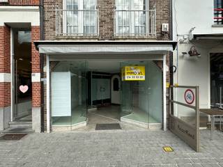 Goed gelegen commerciële ruimte in het centrum van GeelDit winkelpand, gelegen tegenover de grote centrumparking heeft een oppervlakte van 115m²...