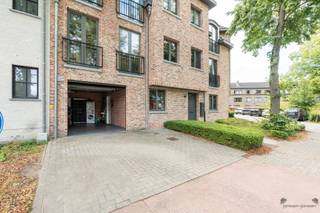 <h1><span>Ruim en energiezuinig gelijkvloers appartement (101 m²) met garage op toplocatie in Schilde</span></h1><p><span>Op een rustige en residentiële ligging aan de </span><span>Kasteeldreef 129D te Schilde</span><span> bevindt zich dit uitzonderlijk ruime gelijkvloerse appartement met een bewoonbare oppervlakte van maar liefst </span><span>101 m² </span><span>+ ruim terras van 24m². Het appartement werd gebouwd in </span><span>2015</span><span> en combineert een doordachte indeling, hoogwaardige afwerking en een uitstekende energieprestatie (</span><span>EPC-label B</span><span>) met een aangename woonomgeving.</span></p><p><span>Via de ruime inkomhal betreed u het appartement met gastentoilet, van hieruit komt u in de lichtrijke leefruimte van ongeveer </span><span>38 m²</span><span>, waar de grote raampartijen, met toegang tot het terras, zorgen voor een overvloed aan natuurlijk licht en een bijzonder ruimtelijk gevoel. De woonkamer biedt voldoende plaats voor zowel een gezellige zithoek als een volwaardige eetkamer en vormt het hart van het appartement.</span></p><p><span>Aansluitend bevindt zich de volledig ingerichte keuken (</span><span>12,30 m²</span><span>), voorzien van alle comfort en voldoende werk- en opbergruimte. Naast de keuken bevindt zich de garage met aansluitingen voor wasmachine en droogkast.</span></p><p><span>Het slaapgedeelte is volledig afgescheiden van de leefruimte en bestaat uit een comfortabele badkamer en een bijzonder ruime slaapkamer van </span><span>19 m²</span><span>. De badkamer is uitgerust met een ligbad, een afzonderlijke douche en een dubbel lavabomeubel, waardoor alle comfort aanwezig is.</span></p><p><span>Dankzij de recente bouw (2015) geniet u van hedendaags wooncomfort, kwalitatieve materialen en een uitstekende isolatie, wat resulteert in een </span><span>energiezuinig EPC-label B</span><span> en bijgevolg lage energiekosten.</span></p><h3><span>Indeling</span></h3><ul><li><span>Lichtrijke woonkamer: </span><span>38,04 m²</span><span> </span></li><li><span>Volledig ingerichte keuken: </span><span>12,30 m²</span><span> </span></li><li><span>inkomhal: </span><span>5,30 m²</span><span> </span></li><li><span>Slaapkamer: </span><span>18,37 m²</span><span> </span></li><li><span>Badkamer met ligbad, douche en dubbel lavabomeubel: </span><span>7,67 m²</span><span> </span></li><li><span>Apart gastentoilet: </span><span>1,60 m²</span><span> </span></li><li><span>inpandige garage met rechtstreekse toegang tot het appartement: </span><span>18m²</span></li><li><span>Zuid-west Terras :</span><span> 24m²</span></li></ul><p><span>Bewoonbare netto oppervlakte: 101 m²</span></p><h3><span>Extra troeven</span></h3><ul><li><span>Lage gemeenschappelijke kosten</span></li><li><span>Bouwjaar </span><span>2015</span><span> </span></li><li><span>EPC-label B </span></li><li><span>Gelijkvloers appartement </span></li><li><span>Zeer ruime en lichtrijke leefruimte </span></li><li><span>Grote slaapkamer </span></li><li><span>Badkamer met bad én aparte douche </span></li><li><span>Rustige en residentiële ligging </span></li><li><span>Zuid-west terras</span></li><li><span>rechtstreekse toegang tot garage via de keuken</span></li><li><span>Nabij winkels, scholen, openbaar vervoer en belangrijke invalswegen </span></li></ul><p><span> </span></p><p><span> </span></p><p><span>Gelegen in een rustige woonwijk nabij het centrum van Schilde geniet u hier van de perfecte combinatie tussen rust en bereikbaarheid. Winkels, horeca, scholen, openbaar vervoer en tal van wandel- en fietsmogelijkheden bevinden zich op korte afstand.</span></p><p><span>Een ruim, instapklaar en energiezuinig appartement waar comfort, kwaliteit en locatie perfect samenkomen. Een ideale opportuniteit voor wie op zoek is naar zorgeloos wonen in een recente residentie.</span></p>