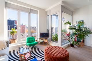 <p><strong>Licht en leefcomfort vlak bij Park Spoor Noord</strong></p>
<p>Welkom in dit instapklare appartement op een hogere verdieping van een recent en uitstekend onderhouden gebouw, pal naast het bruisende Park Spoor Noord, een toplocatie voor wie houdt van groen, sport, ontspanning en het echte stadsleven.<br /><br />Bij het binnenkomen word je meteen omarmd door natuurlijk licht. De ruime woon- en eetkamer, met zijn hoge plafonds en royale raampartijen, baadt de hele dag in zonlicht en voelt tegelijk warm en elegant aan. Vanuit de leefruimte stap je zo het gezellige inpandige terras op, waar je het hele jaar door beschut kan genieten. Aansluitend vind je de stijlvolle open keuken met keukeneiland, perfect ingedeeld en uitgerust met kwalitatieve toestellen, ideaal voor een snelle hap, een uitgebreid diner of apero met vrienden.<br /><br />Achteraan het appartement liggen twee volwaardige slaapkamers, met directe toegang tot een tweede terras. Een zalige plek om ’s avonds tot rust te komen of nog even de laatste zon mee te pikken.<br /><br />De badkamer voelt strak en hedendaags dankzij de inloopdouche en dubbele wastafel met opbergmeubel. Een apart gastentoilet en een praktische berging met aansluiting voor wasmachine en droogkast zorgen voor extra comfort.<br /><br />Als extra troef kan er een autostaanplaats worden aangekocht voor €27.000 en is er een privatieve fietsenstalling beschikbaar.<br /><br />Een ideale kans voor wie een modern, energiezuinig en perfect gelegen appartement zoekt in één van de meest levendige buurten van Antwerpen.<br /><br />Contacteer LISTED voor een bezoek: +32 3 283 51 51</p>