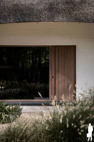 <p><strong><span>Zuidwest georiënteerde rietgedekte villa</span></strong><span> op een uitzonderlijk groene en private locatie op wandelafstand van Heide-centrum!</span><strong><span> (Heide/Kapellenbos)</span></strong><span>!</span><br /><span>Deze karaktervolle villa combineert royale leefruimtes met een prachtige </span><strong><span>parkachtige tuin</span></strong><span> en beschikt over </span><strong><span>3 slaapkamers</span></strong><span>, </span><strong><span>2 badkamers</span></strong><span>, kantoorruimte, wasplaats en zolder met mogelijkheid tot een </span><strong><span>4de slaapkamer</span></strong><span>.</span></p>
<p><span>De woning omvat in totaliteit 3 verdiepingen: </span></p>
<ol>
<li><span>gelijkvloers met inkomhal, gastentoilet, woonkamer, eetkamer, leefkeuken en kantoorruimte. </span></li>
<li><span>eerste verdieping met nachthal, apart toilet, 3 slaapkamers, 2 badkamers en wasplaats. </span></li>
<li><span>zolderverdieping met bergruimte en mogelijkheid tot een 4de slaapkamer.</span></li>
</ol>
<p><strong><span>Voorzieningen op de gelijkvloerse verdieping</span></strong><br />-<span> Ruime </span><strong><span>inkomhal</span></strong><span> met gastentoilet en handenwasser.</span><br />-<span> Sfeervolle </span><strong><span>woonkamer</span></strong><span> op houten vloer met open haard, maatwerk en grote raampartijen.</span><br />-<span> Royale </span><strong><span>eetkamer</span></strong><span> met zicht op het groen.</span><br />-<span> Ingerichte </span><strong><span>leefkeuken</span></strong><span> met groot kookeiland, barzitplaatsen, kastruimte en diverse toestellen, aansluitend op het terras.</span><br />-<span> Lichtrijke </span><strong><span>kantoorruimte</span></strong><span> met meerdere werkplekken, maatwerkkasten en eigen toegang.</span><br />-<span> </span><strong><span>Garage</span></strong><span> en ruime parkeermogelijkheden op eigen terrein.</span></p>
<p><strong><span>Voorzieningen op de eerste verdieping:</span></strong><br /><span>De eerste verdieping omvat een </span><strong><span>nachthal</span></strong><span>, apart toilet, </span><strong><span>3 slaapkamers</span></strong><span>, </span><strong><span>2 badkamers</span></strong><span> en wasplaats.</span><br />-<span> Slaapkamer 1: </span><strong><span>23 m²</span></strong><span>.</span><br />-<span> Slaapkamer 2: </span><strong><span>16 m²</span></strong><span>.</span><br />-<span> Slaapkamer 3: </span><strong><span>13 m²</span></strong><span>.</span><br /><span>De royale badkamer heeft een ligbad, inloopdouche, dubbele wastafel en toilet. Daarnaast is er een tweede badkamer.</span></p>
<p><strong><span>Voorzieningen op de tweede verdieping:</span></strong><br /><span>De zolder biedt </span><strong><span>bergruimte</span></strong><span> en mogelijkheid tot een royale </span><strong><span>4de slaapkamer (ca 30 m²)</span></strong><span>.</span></p>
<p><strong><span>Ligging van deze woning:</span></strong><br /><span>Deze </span><strong><span>rietgedekte villa in Kalmthout</span></strong><span> ligt in de groene omgeving van </span><strong><span>Heide/Kapellenbos</span></strong><span>, gekenmerkt door rust en privacy.</span><br />-<span> Nabij Kalmthout-Heide en Kapellenbos.</span><br />-<span> Op vlotte afstand van winkels, scholen en voorzieningen.</span><br />-<span> Goede verbinding richting Kapellen, Brasschaat en Antwerpen.</span></p>
<p><span>De </span><strong><span>parkachtige tuin</span></strong><span> beschikt over gazonpartijen, volwassen bomen, meerdere terrassen, irrigatiessysteem, sfeerverlichting, een overdekt terrasje, garage en toegangspoort met parlo- en videofonie.</span></p>