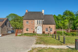 Karaktervolle instapklare pastoriewoning met ruim bijgebouw te Zoerle-Parwijs (Westerlo)Deze prachtige pastoriewoning is rustig gelegen in een...
