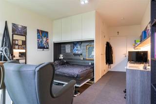 Welkom in deze verzorgde en comfortabele studentenkamer.<br /><br />De kamer is louter voor individueel gebruik en is bemeubeld met een bed, bureau, stoel, boekenrek, kleerkast en lamellen. Daarnaast beschikt de kamer over eigen sanitair met douche en toilet, evenals koud en warm water en een internetaansluiting via netwerkkabel.<br /><br />In het gehuurde goed zijn de volgende (nuts)voorzieningen/diensten aanwezig, dewelke gedeeld moeten worden met de andere bewoners: ingerichte keuken, gezellige living, fietsenbergplaats, tv-aansluiting, centrale verwarming en schoonmaak van de gemeenschappelijke delen.<br />Huurprijs 675€ + 60€ provisie nutsvoorzieningen<br /><br />Enkel voor studenten.<br />Contacteer ons gerust voor meer informatie of een bezoek ter plaatse.