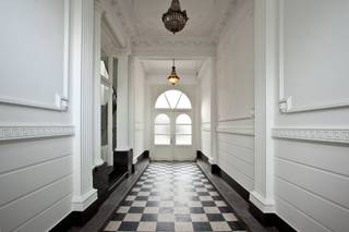 Neoclassicistisch herenhuis (438 m²) met een zuidwest gerichte tuin.Deze karaktervolle eigendom (BJ 1892), met een indrukwekkende voorgevel in witte...